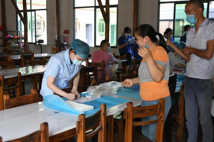 請進來走出去我院健康管理中心為白云區(qū)企業(yè)返崗員工開展體檢服務